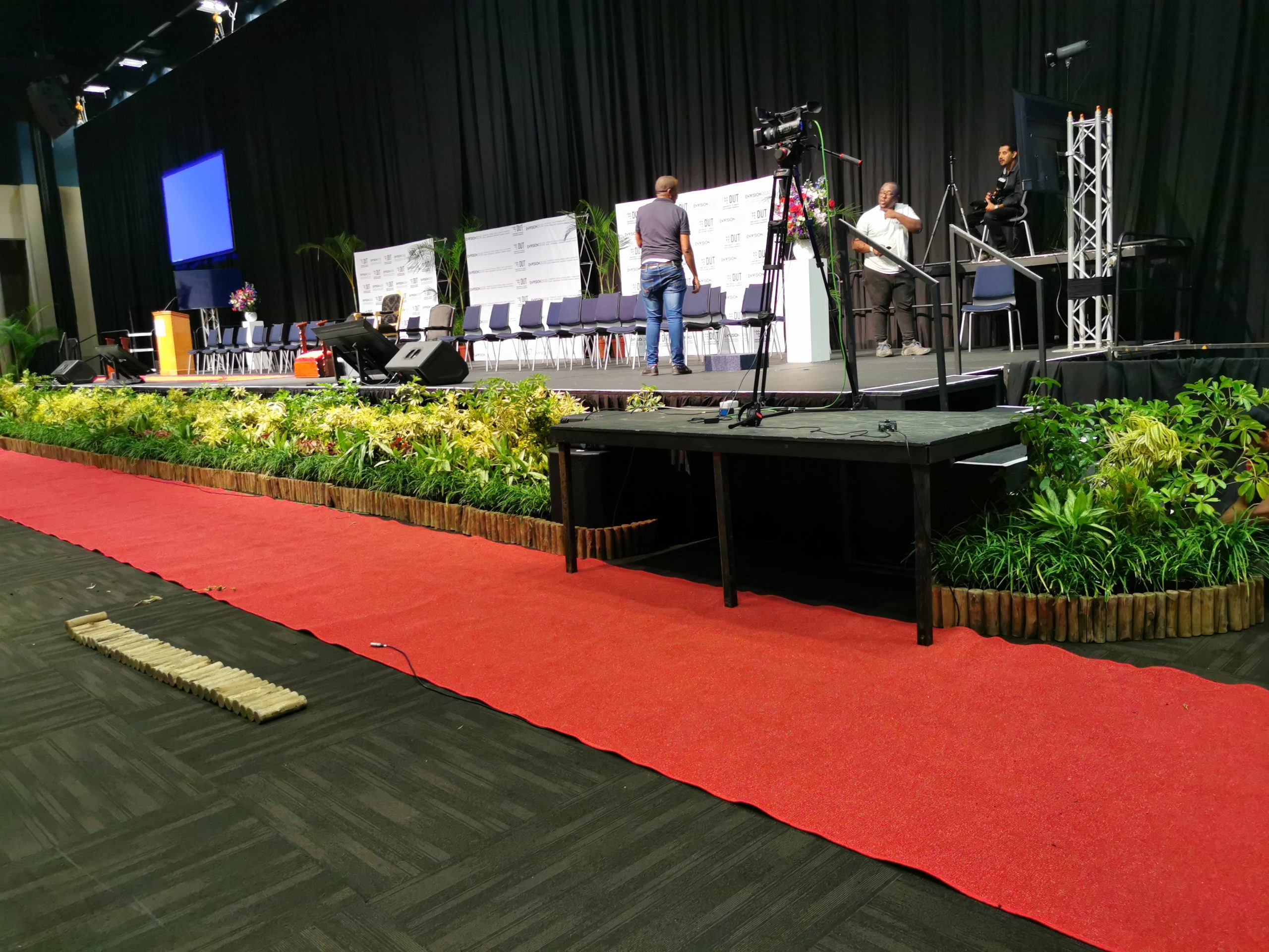 DUT landsceping